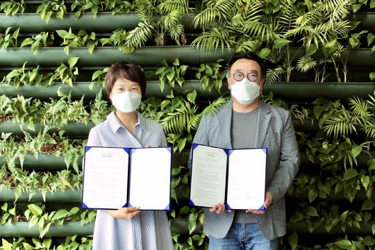 '코리아센터 - SK엠앤서비스 업무제휴 협약 체결식'에서 김기록 코리아센터 대표(오른쪽)와 김경주 SK엠앤서비스 상생협력그룹 전무가 기념촬영을 하고 있다. 코리아센터 제공